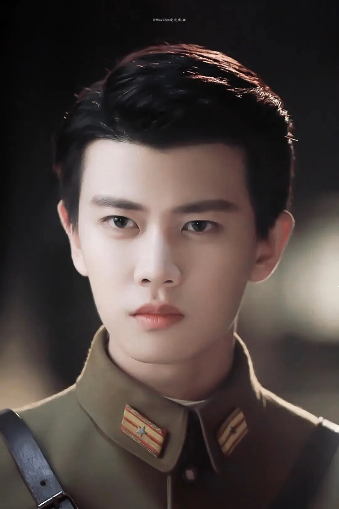 制服|白敬亭「59cm公狗腰」，陈伟霆的「鲨鱼线」，才是内娱帅哥的正确打开方式