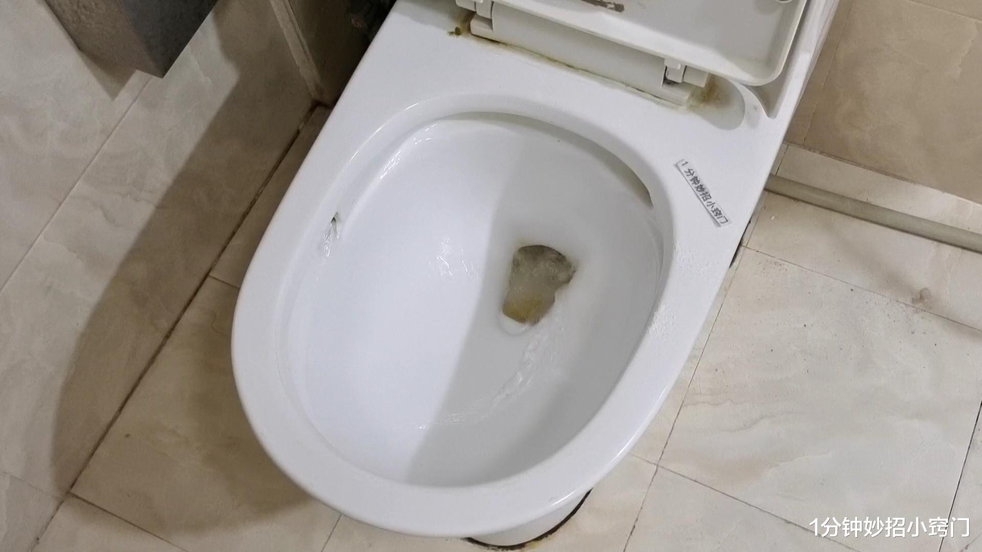 卫生间里放一把食盐，真是太聪明了，一年省下不少钱，看完试一试