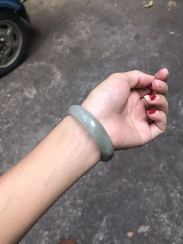 邮票|翡翠手镯虽好，但有这些问题的也不少，新手购买时还需提防提防