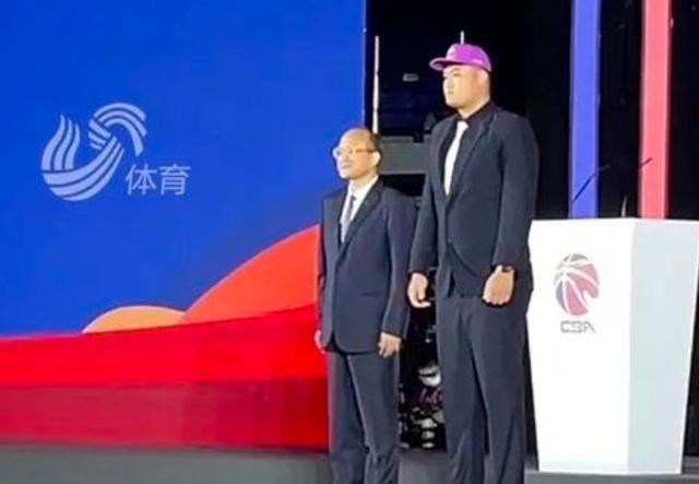 小陈有说 小鲨鱼被骂到破防的背后故事:山东这次被一个选秀球员坑惨了