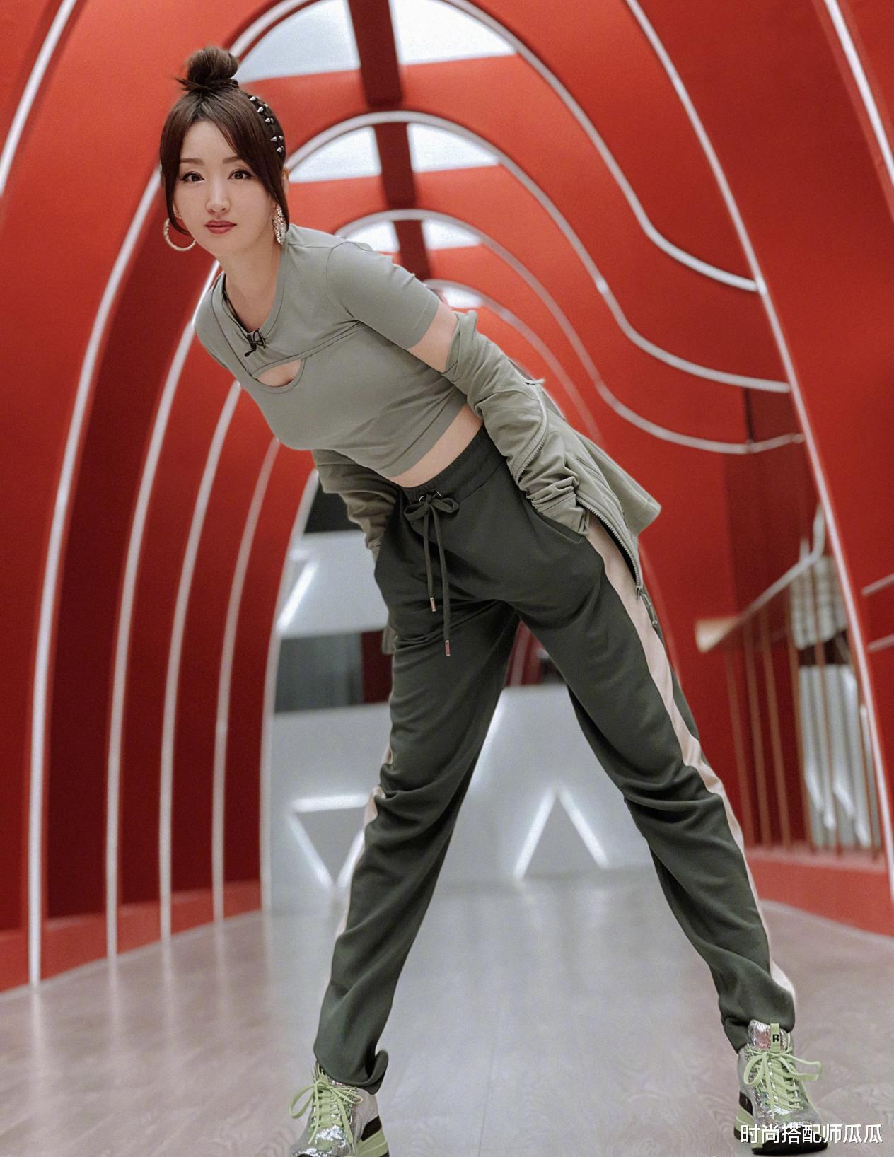 穿衣搭配|杨钰莹真够自信的，走机场大玩“下衣失踪”，奶奶年纪还穿的像少女