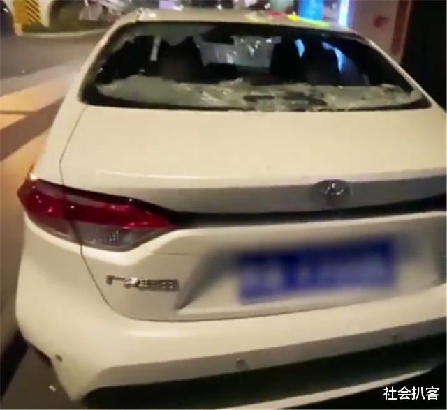 社会扒客 海口：男子吃个夜宵回来，车子被砸得稀烂，是被租车公司套路了？