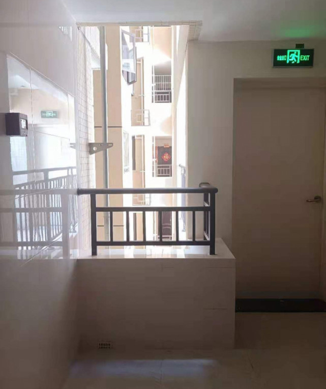 热点微评社 可怜!2岁男童“被家长忽视”坠亡,家属:栏杆设计有缺陷!