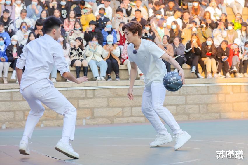 靳东|偶遇侯明昊“集美大学”打篮球，化身阳光运动系校草，青春洋溢