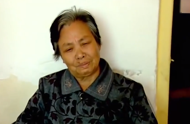 母亲有两个儿子,却将400万房产全给小儿子,还逼迫打儿媳喝农药