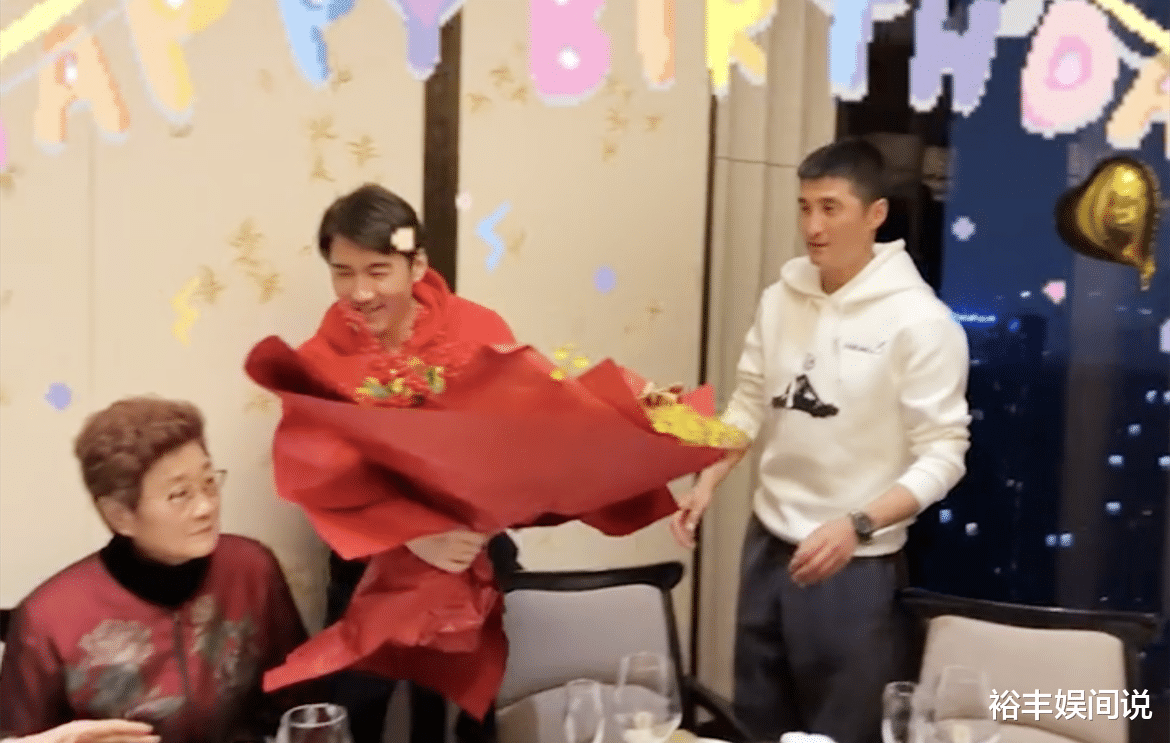 胡兵|胡兵携哥哥为妈妈庆80岁大寿，兄弟俩唱生日歌，妈妈眼中满是骄傲