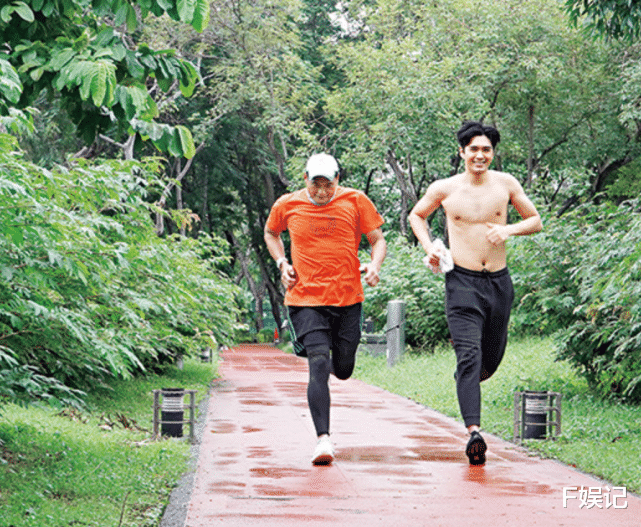 王文也|TVB绿叶王陪儿子锻炼让其再入行 不小心扭脚儿子马上帮手按摩