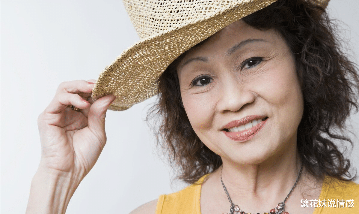 繁花妹说情感 一位65岁阿姨坦言：我只有1800退休金，却能把晚年过得舒心又自在