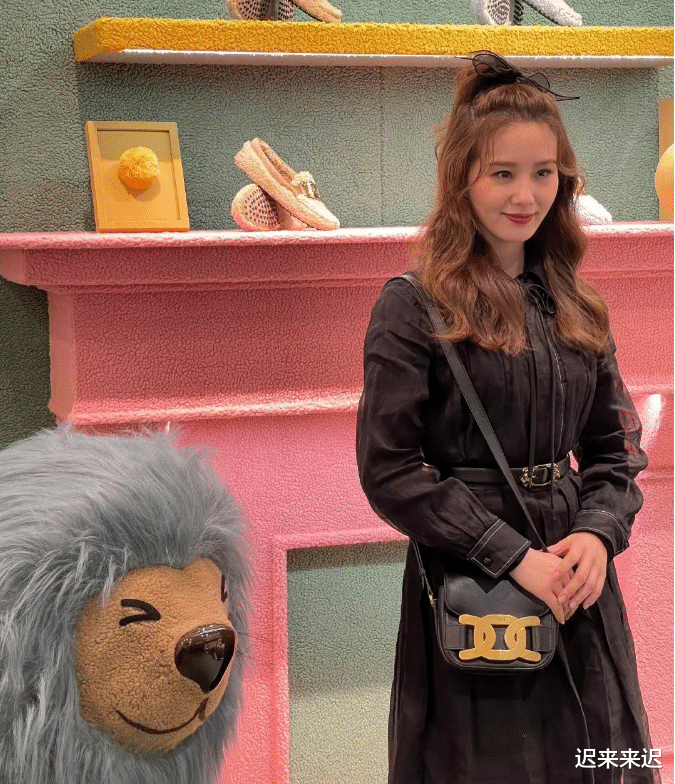 刘诗诗|刘诗诗活动生图走红，黑色长裙配高马尾蝴蝶结，笑起来超级甜