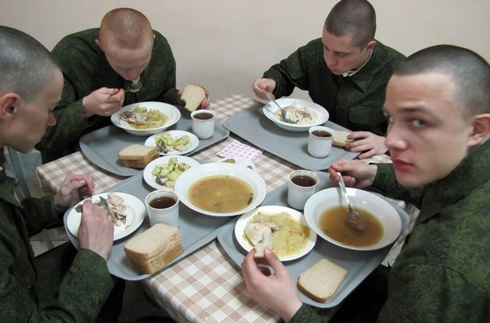 俄防長紹伊古視察食堂：怎麼沒肉？俄軍夥食太粗糙，亂燉貌如豬食-圖4