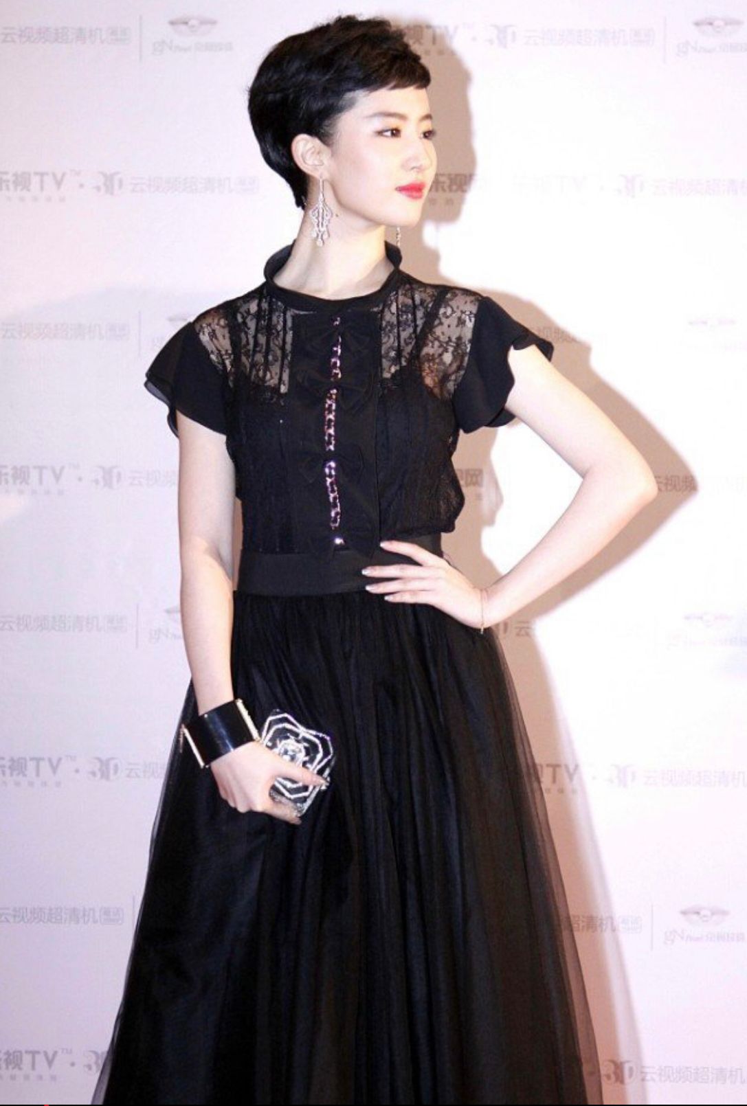 潮帮先生 刘亦菲胖点更耐看，穿花哨的蕾丝裙也不俗气，反而多了几分女人味