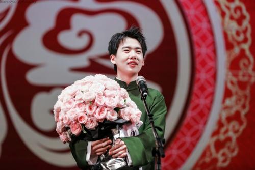 郭麒麟|郭麒麟公开撒糖：德云社少夫人，终于有了样子！