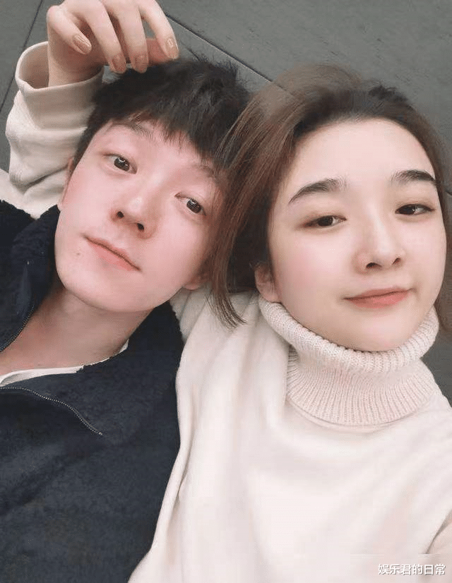 王栎鑫|32岁男星离婚后深夜买醉，被两好友搀扶着走路，腿脚不稳走路摇晃