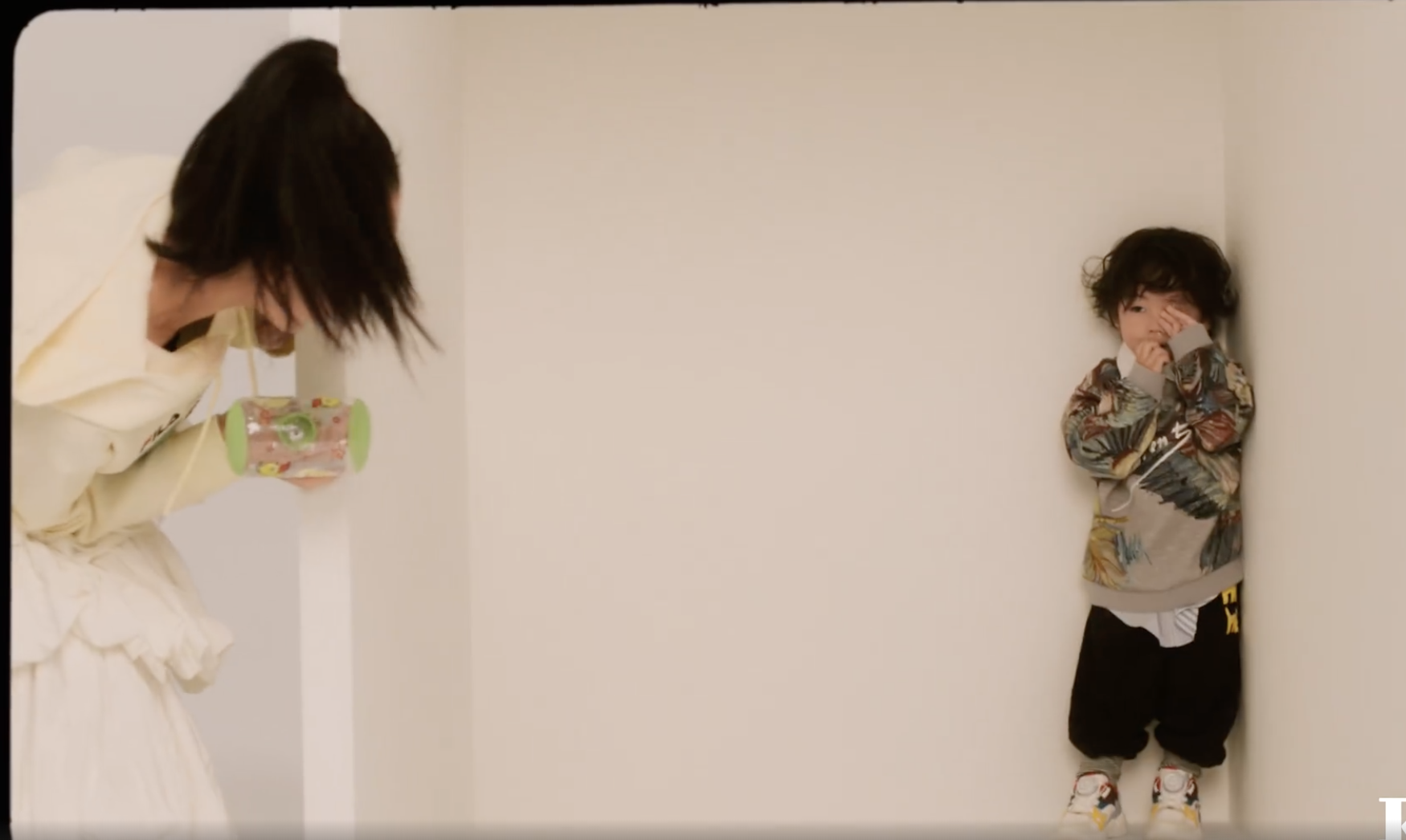 长月烬明|张晋蔡少芬全家拍封面大片，姐弟三人性格迥异，鱼蛋烫卷发超时髦