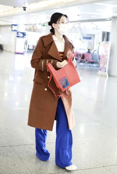 大衣|乔欣的时尚感挡不住，穿一袭棕色大衣显瘦又大气，这气场堪比超模