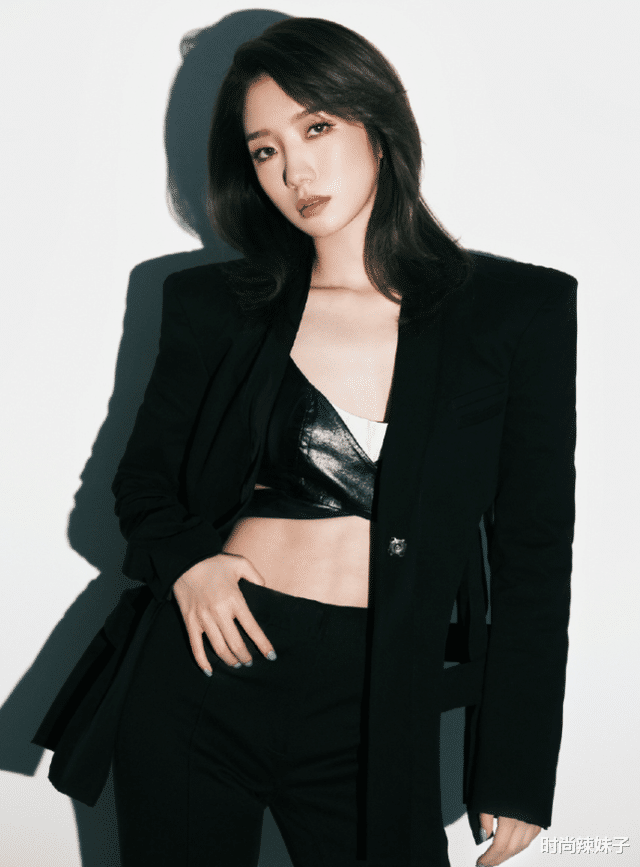 时尚辣妹子|孟美岐黑白氛围感写真，肤白腰细超吸睛，网友：这怎能不心动