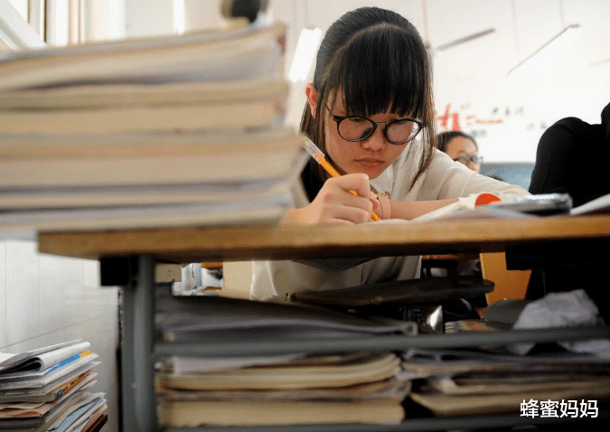 蜂蜜妈妈|同样上高中,“文科生”和“理科生”差距明显,后悔当初选错