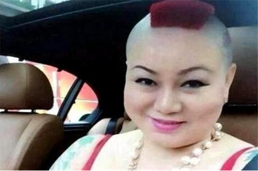 发型|身价12亿人称“宾利姐”，发型独特最爱炫富，直到现在还单身