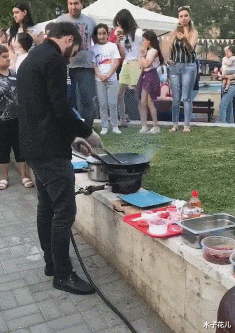 |“搬进刚租来的新房，打扫卫生不小心发现的，我该不该告诉房东呢？”哈哈哈哈！！