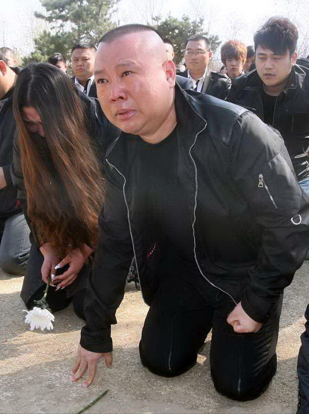 步惊云|75岁侯耀华：霸占弟弟遗产，收2位身材火辣的女徒弟，晚节不保