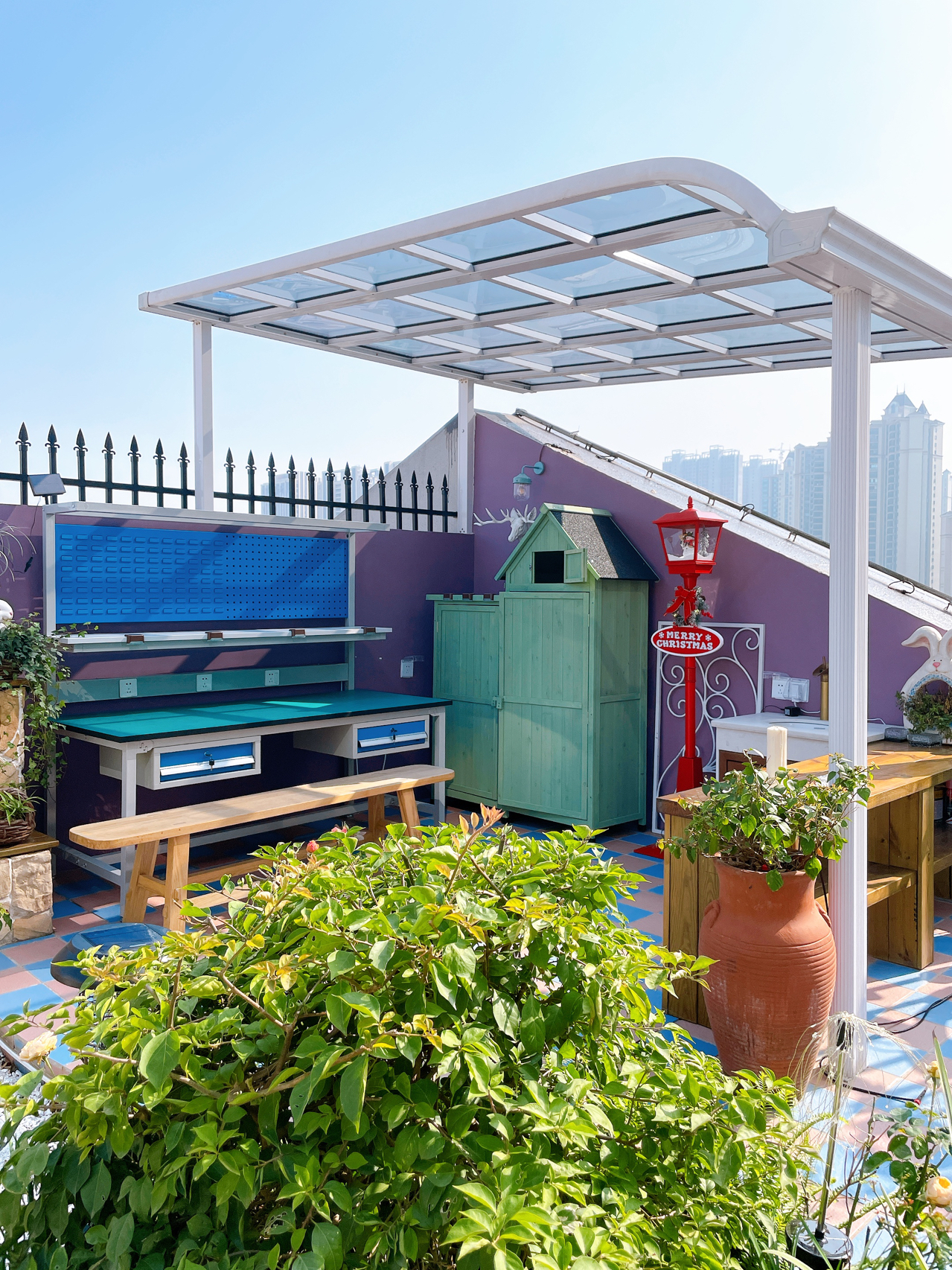 买不起别墅,一定要买顶楼带露台,建一个休闲花园也是不错的选择