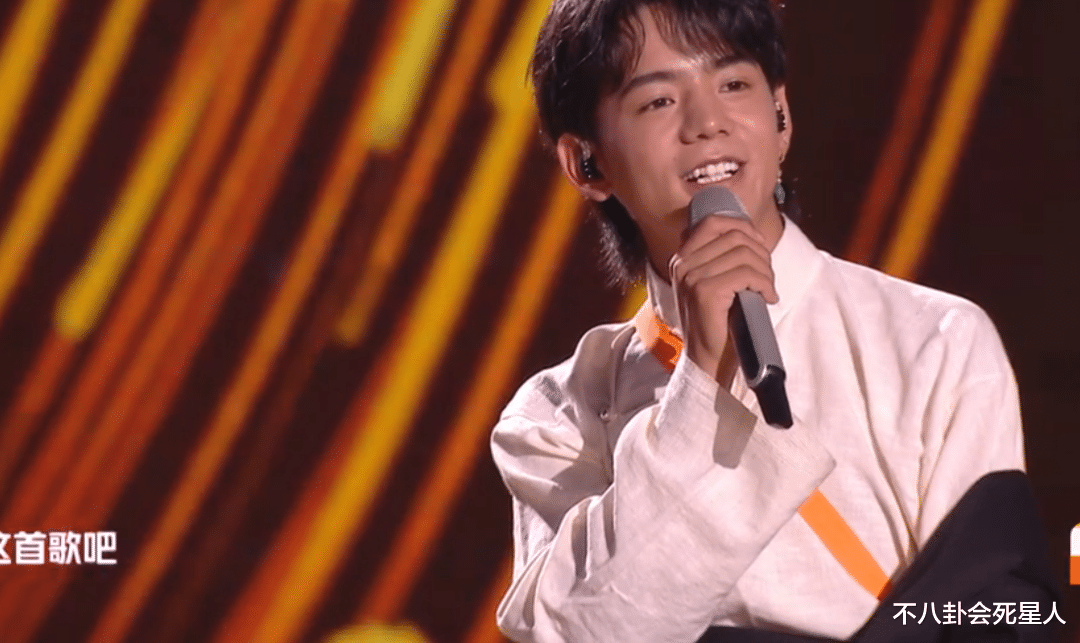 古力娜扎|芒果晚会现场：娜扎鱼尾红裙惊艳，黄晓明胡茬显沧桑，女团表情油腻