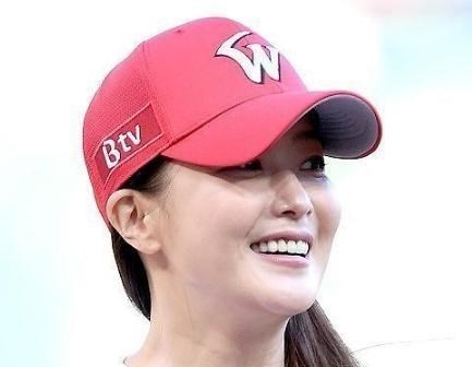 小陈有说 44岁金喜善穿白T恤牛仔裤身材超棒，青春状态如少女，保养得真好