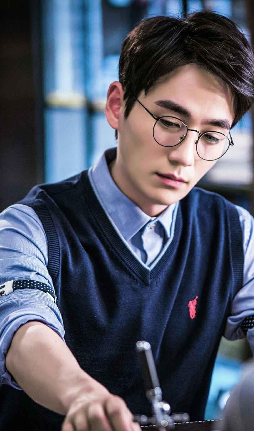 朱一龙|眼镜别乱戴，有的人戴上了成“人间绝色”，有的成“80岁老大爷”