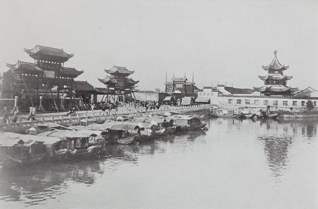 南京|1910年的南京下雪老照片，玄武湖全景，留着长辫的警察，明故宫遗址