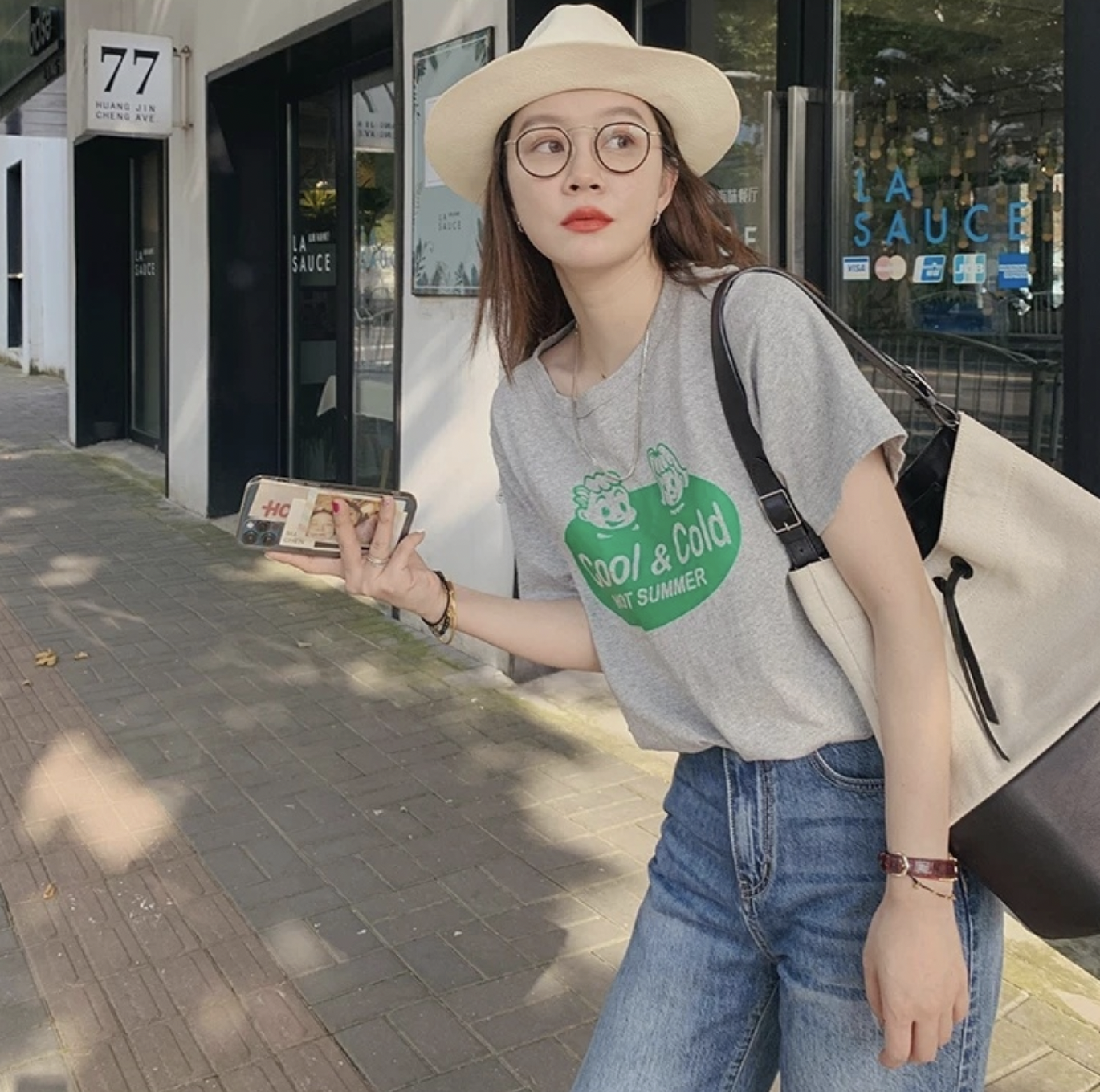 闲鱼有话说|T恤配什么裤子好看？看过37岁博主示范就知道，阿姨穿成小姑娘