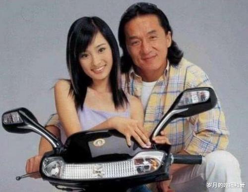 杨幂|杨幂17岁素颜照曝光，被49岁成龙搂怀里，网友：整没整容一目了然