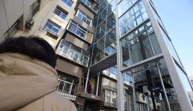 |老小区装电梯对谁都好，现高层户主却抱怨：自己花钱给自己找麻烦