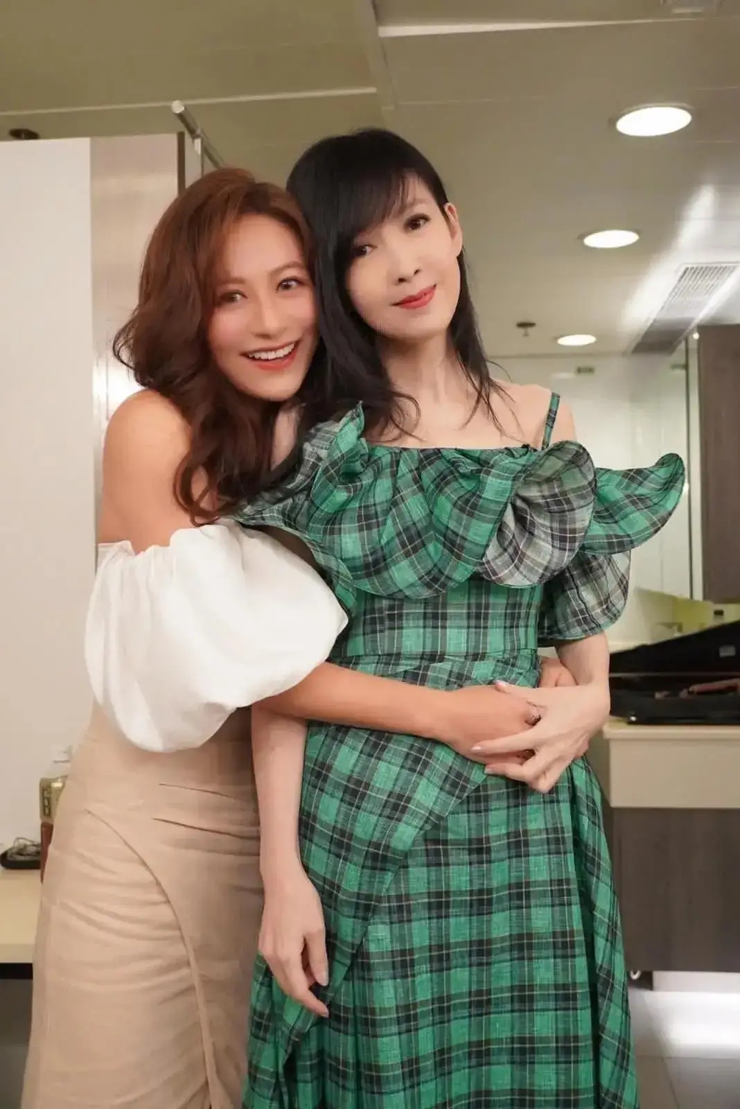 全球时尚号|“冻龄女神”周慧敏，穿绿色格纹裙如少女，“婴儿”肌太令人羡慕