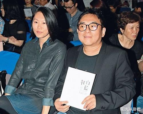 刑侦日记|57岁吕方晒全家福，10个月女儿呆萌有趣，小16岁富商太太素颜出镜