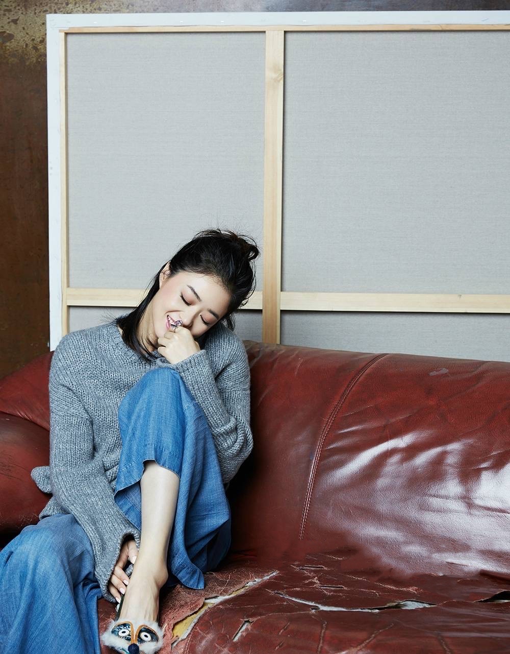 哚乐Like时尚|被蒋欣长发造型美到了!印花夹克配短裤下衣失踪,模样清纯又甜美