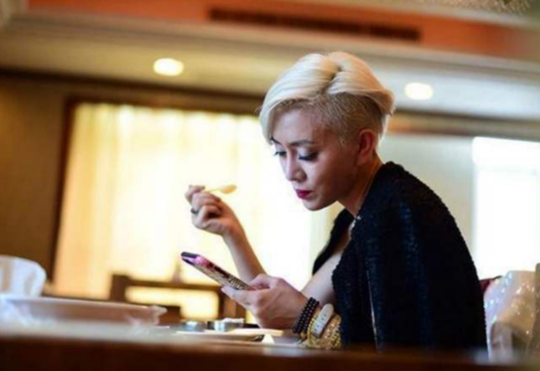 梅艳芳|整容十几次变“梅艳芳”，疯狂捞金月入十万，刘德华见她失控痛哭