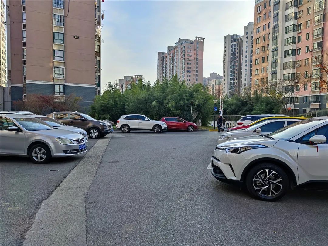 别墅|欲哭无泪，配套一样，这家小区却比对面低2600元/㎡