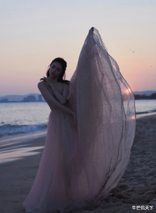 张艺谋|刘浩存现身张艺谋饭局被偷拍！穿吊带身形单薄，一双胳膊细如树枝