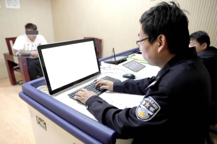 半岛都市报 吃了豹子胆？喝了“无畏散”？两男子酒后袭警被市北警方刑拘