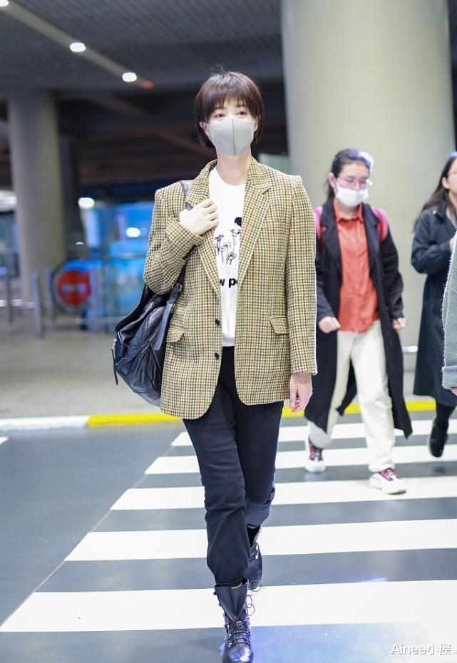 化妆 蒋欣真是大骨架穿搭模板,用短夹克遮“丑”,梳短发看着真娇嫩