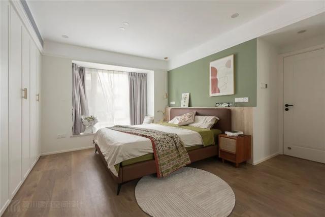 135㎡现代简约，温馨舒适的空间，加上草绿色的点缀，文艺舒适