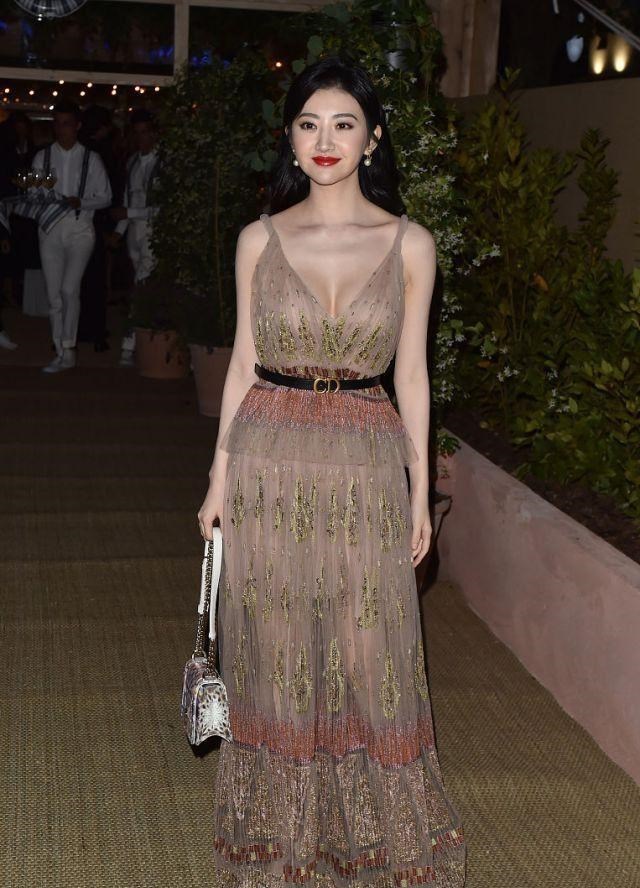 景甜|景甜的身材越来越丰满，穿低胸吊带裙藏不住傲人上围，溢出感十足