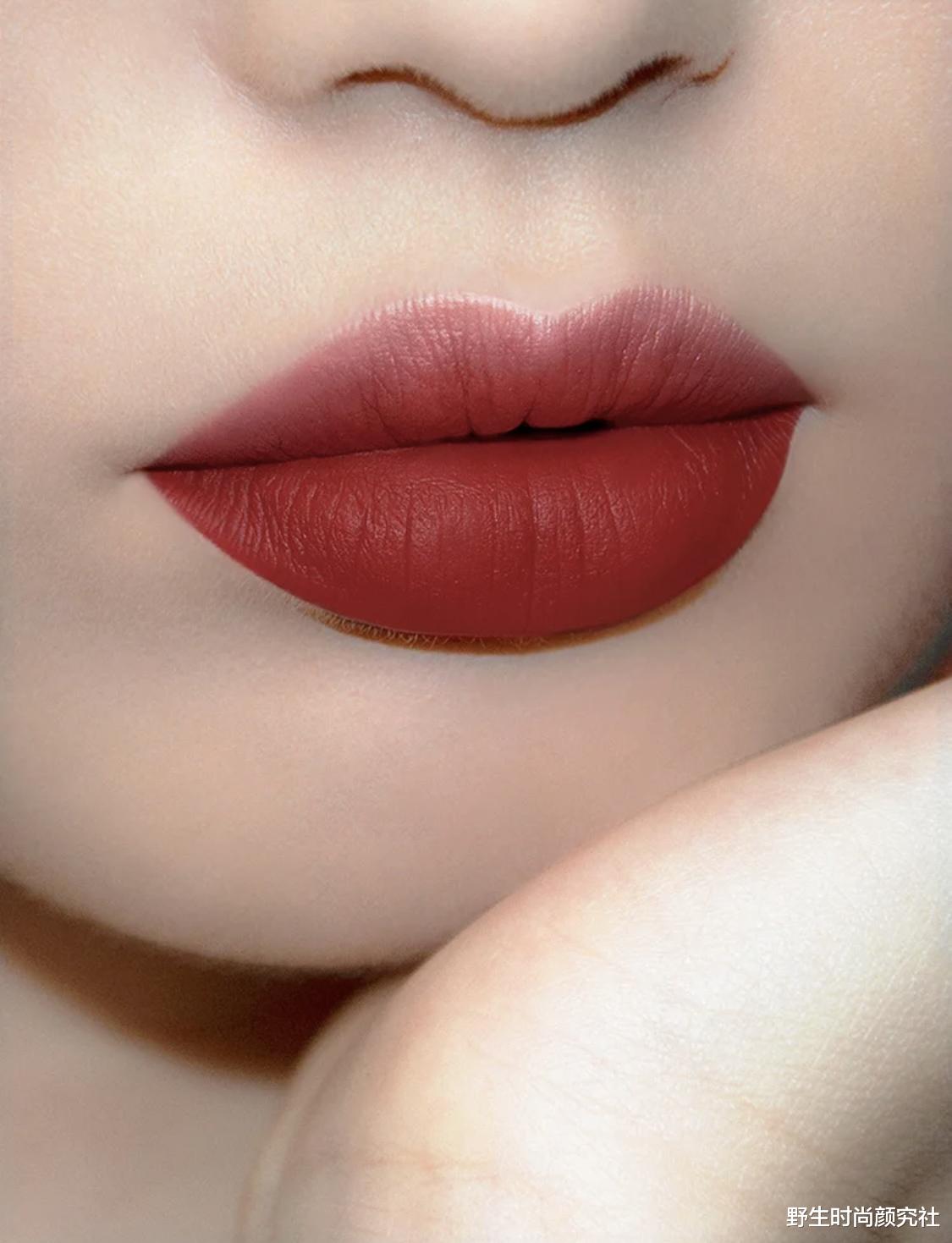 大衣 讲真,冬天穿大衣别只涂正红色,换一支口红更有气质