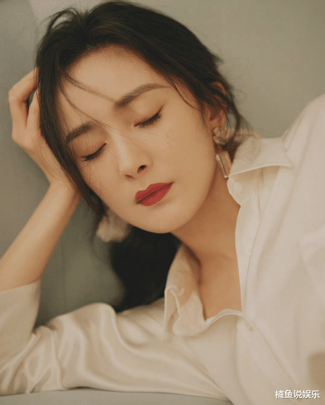 杨幂|生图状态下的杨幂有多美？白色衬衫尽显优雅范，低马尾造型好温柔