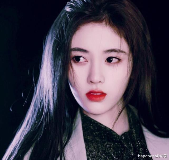 鞠婧祎|同样是“起床照”，关晓彤真实不做作，鞠婧祎却是精致妆容