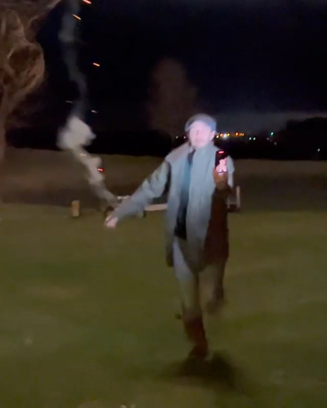 哈珀·贝克汉姆|贝克汉姆和家人庆篝火节，背着10岁女儿小七看烟花，掀起回忆杀