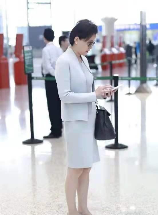 穿衣搭配|52岁杨澜携老公亮相,穿拼色连衣裙同框外国友人,贵妇气质美翻了