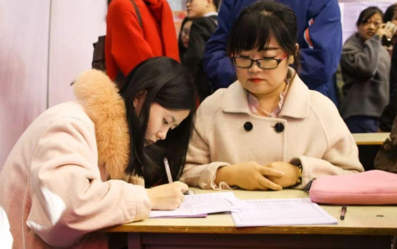 应届生|吃了亏才醒悟，社招与校招的差距如天方夜谭，不仅体现在工资上