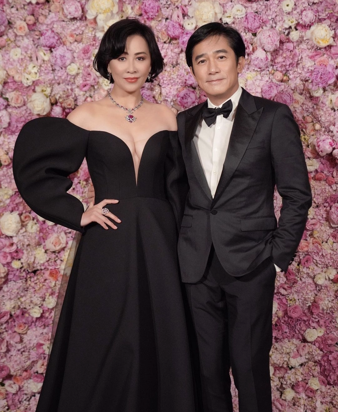 刘嘉玲|梁朝伟罕晒夫妻恩爱合影为老婆庆生，他坐扶手刘嘉玲坐沙发地位高