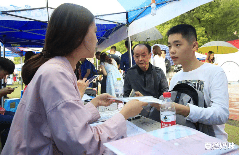 夏橙妈咪|“我真的是学生本人”,大一新生去报到,却被一口咬定是学生家长